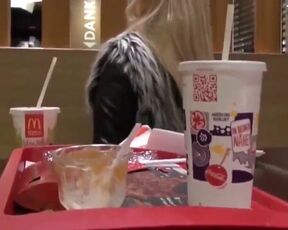 Geile Blondine gibt Blowjob im ,ffentlichen Restaurant