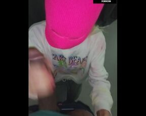 Elle teste une cagoule rose et une bite de 22cm