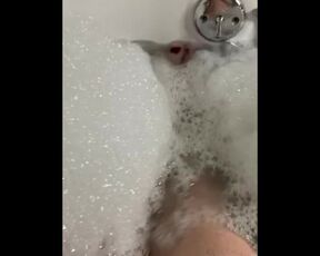 Foot job. 11 toe hoe gives foot job in bath!!