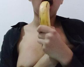 DEEPTHROAT TO A BANANA