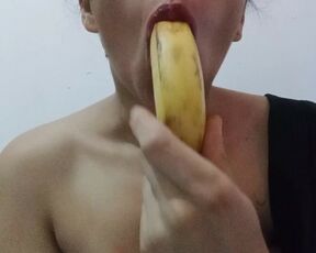 SUCKING BANANA