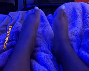 Ebony teen shows size 10 feet under blue light