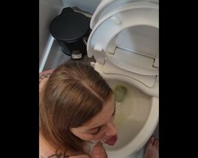 Thirsty For Piss, Redhead Laps Up Streaming Piss with Tongue On Knees by Toilet