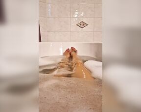 Lea Seductive - Perfect soles and feet in the bathtub soft and silky