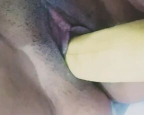 Latina se consuela con un platano en confinamiento. Española follando frutas