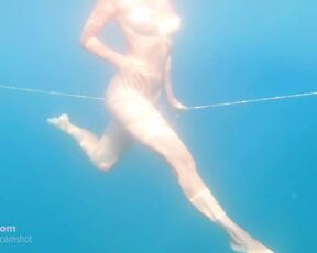 EROTIC UNDERWATER NUDE DANCING