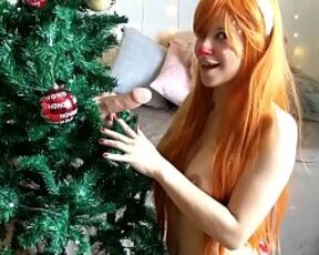 A RENA FUDENDO A ARVORE DE NATAL