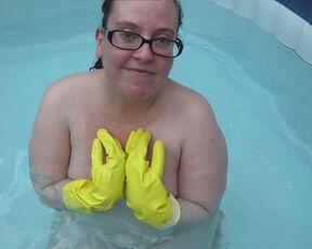 Naked rubber gloves fetish in the hot tub