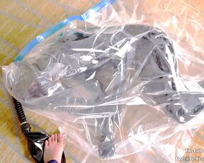 Cute Latex girl fullset on vacuum bag and mask breathplay